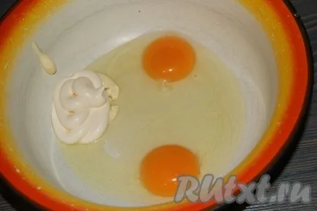 В удобной миске соединить яйца и майонез.