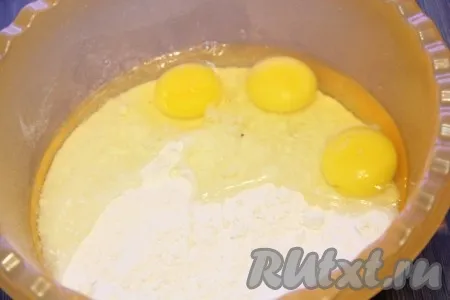 Далее добавить яйца и замесить упругое тесто, как на пельмени.