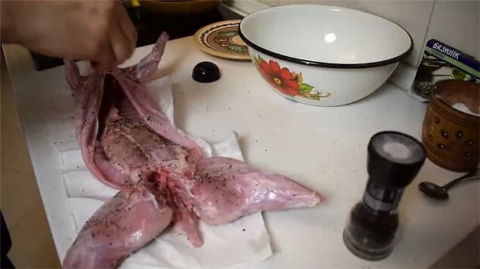 Для приготовления кролика в фольге в духовке, натрите кролика специями