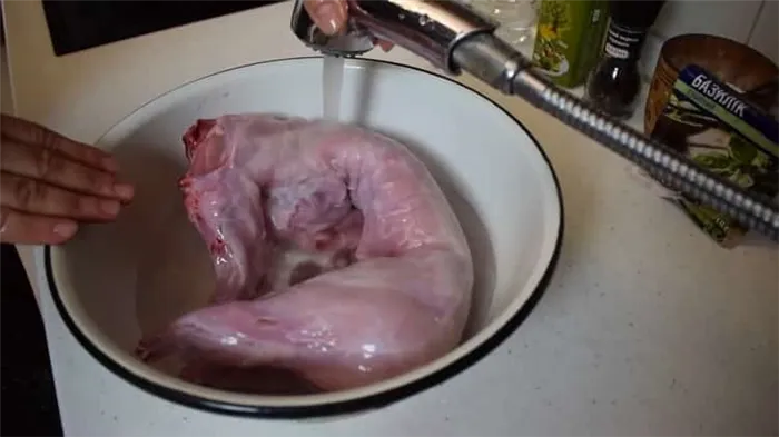 Для приготовления кролика в фольге в духовке, замаринуйте мясо