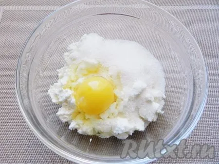 Для приготовления творожных шариков творог растереть с яйцом, сахаром и ванильным сахаром. Добавить муку и кокосовую стружку. Перемешать до однородности. 