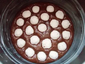 Шоколадный пирог с творожными шариками - фото шаг 9