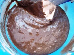 Шоколадный пирог с творожными шариками - фото шаг 8