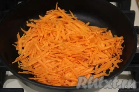 Морковь натереть на крупной тёрке и обжарить её на растительном масле на среднем огне до мягкости (обычно на это требуется минут 7). В процессе обжаривания не забывайте время от времени помешивать морковку, чтобы она не подгорела. Остудить обжаренную морковь. 