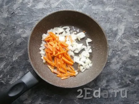 Луковицу очистить, нарезать небольшими кусочками, очищенную морковку - брусочками (или соломкой), выложить овощи в сковороду с разогретым растительным маслом.