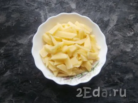 Очистить картофелины и нарезать произвольно.