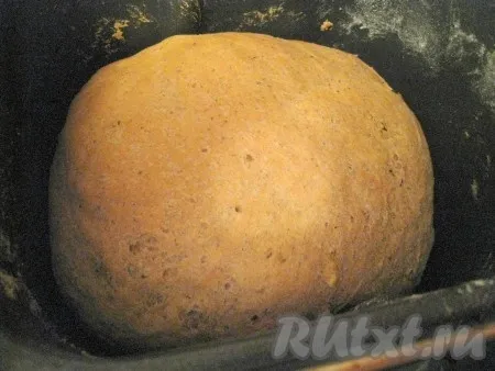 Готовый ржаной хлеб с солодом аккуратно, не обжигаясь достать из хлебопечки. 