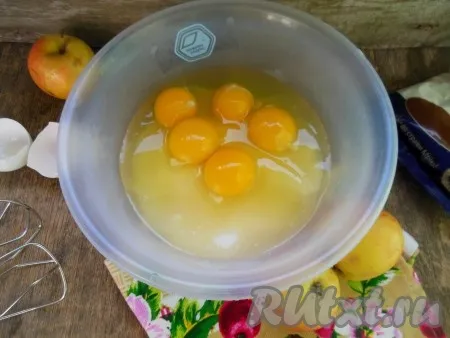 Яйца взбейте с сахаром при помощи миксера (взбивайте минуты 3-4). 