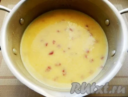 В горячий суп добавить нарезанные колбаски, затем порциями выложить сыр, перемешать, чтобы сыр полностью растворился. Немного прогреть, посолить, поперчить по вкусу и снять с огня. Подавать сразу же. 