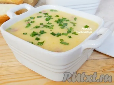 Сытный, вкусный сырный суп с охотничьими колбасками готов. 