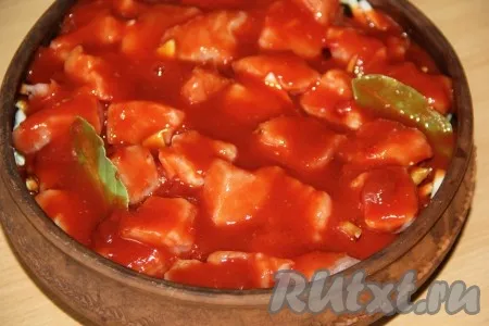 Залить капусту с мясом получившимся соусом. Поставить форму в разогретую духовку и тушить 35-40 минут при температуре 200 градусов.