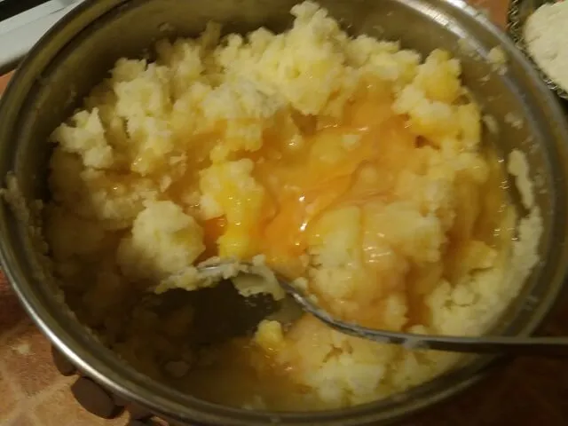 Добавляем яйца к картофельному пюре