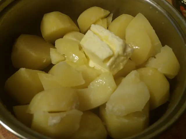 К вареной картошке добавляем масло