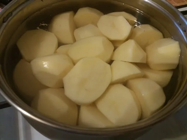 Ставим варить картошку