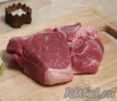 Мясо желательно взять с жирком, идеально - свиная шейка, если мясо постное, добавьте сало. Мясо натираем солью, чесноком, перцем, складываем в пакет и убираем в холодильник. Время просолки может быть от 1 часа до 1-2 дней. 