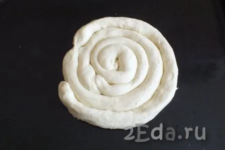 Таким образом, выкладывая по кругу оставшиеся полоски теста, формируйте пирог в виде улитки.