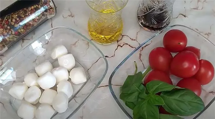 Ингредиенты для итальянского салата с моцареллой 