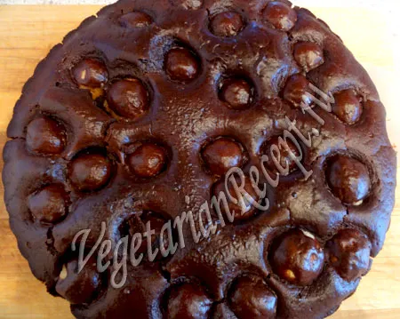 шоколадный пирог без яиц с творожными шариками