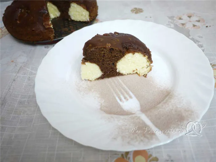 Шоколадный пирог с творожными шариками - подача