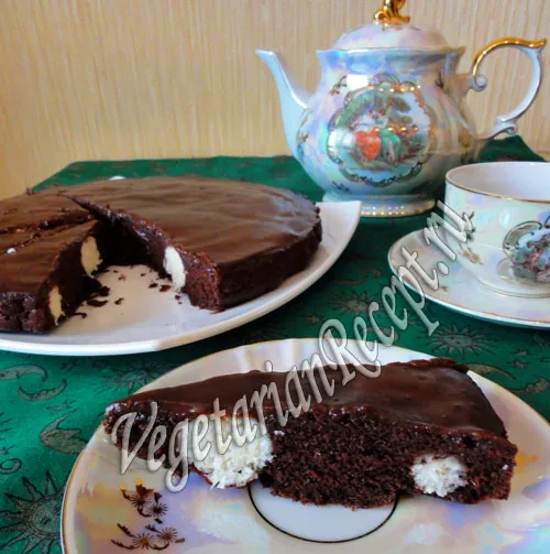 шоколадный пирог с творожными шариками фото