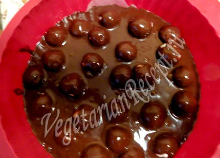 приготовление шоколадного пирога с творожными шариками