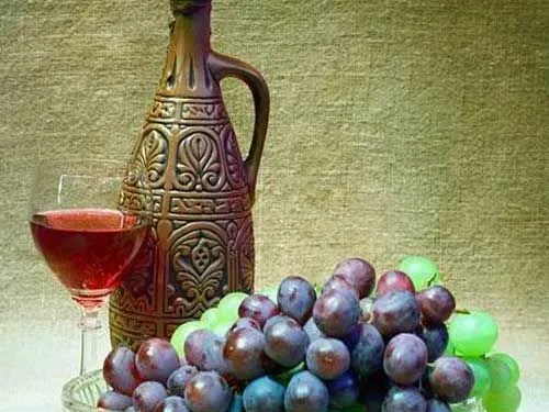 Домашнее красное вино в кувшине