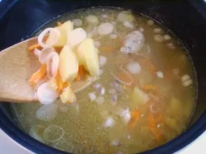 Гороховый суп с курицей в мультиварке - фото шаг 6