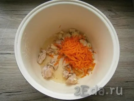 Лук, морковь, чеснок и картофель очистить. Растительное масло налить в чашу мультиварки, выложить кусочки куриного мяса, выставить режим 