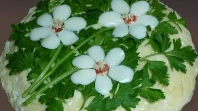 Салат «Три цветка» с грибами и курицей