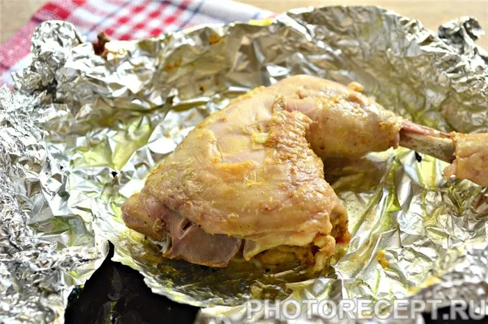 Фото рецепта - Куриные окорочка с чесноком в фольге - шаг 7