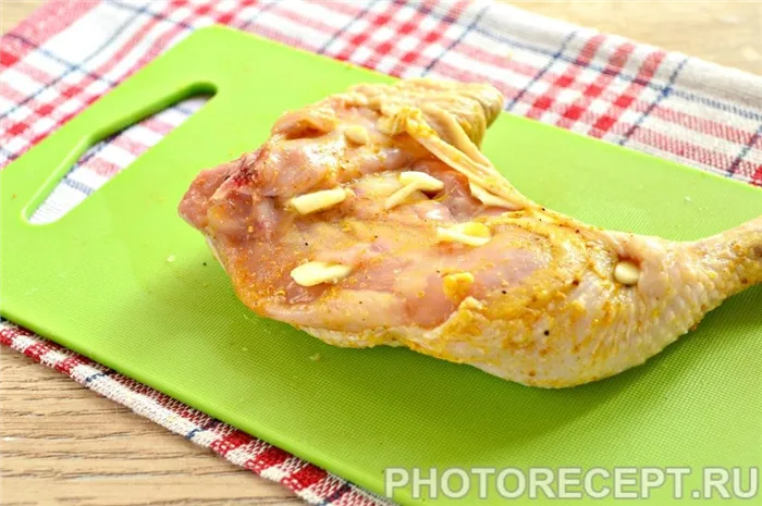 Фото рецепта - Куриные окорочка с чесноком в фольге - шаг 4