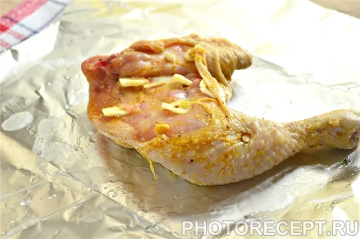Фото рецепта - Куриные окорочка с чесноком в фольге - шаг 5