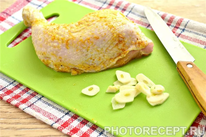 Фото рецепта - Куриные окорочка с чесноком в фольге - шаг 3