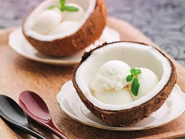 Мороженое с кокосовой стружкой