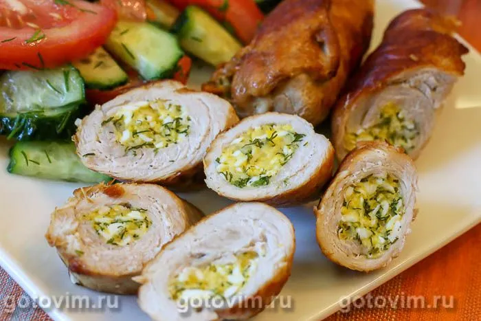 Рулетики из свинины с сыром, яйцом и зеленью. Фотография рецепта