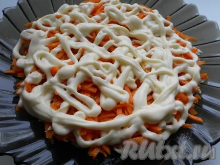 Вторым слоем разместить морковь по-корейски, которую нужно измельчить. Смазать майонезом.