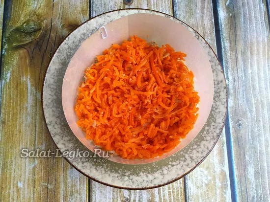 выложить слой корейской моркови