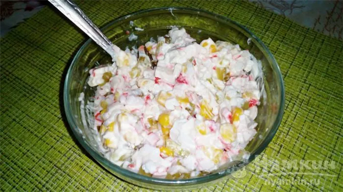 Салат с копченой курицей, рисом и кукурузой