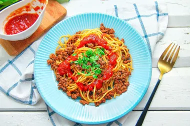 Спагетти с фаршем и томатной пастой