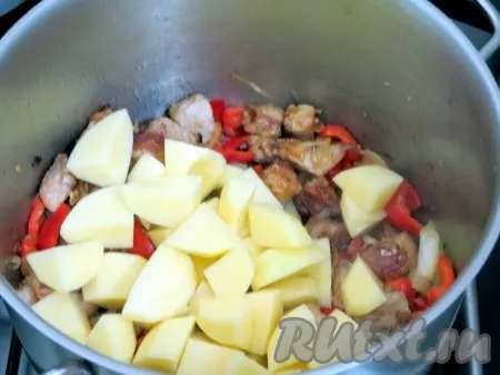 Картофель очищаем, нарезаем на крупные кубики, перекладываем мясу и овощам.