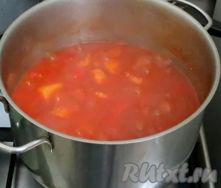 Помидоры разрезаем на 8 частей и отправляем в суп только тогда, когда картофель уже готов (станет достаточно мягким). С помидорами отправляем в суп томатную пасту, соль и выдавленный через пресс чеснок. Если помидоры и томатную пасту добавить раньше (до того, как картофель станет мягким), в кислой среде картошка не сварится и станет 