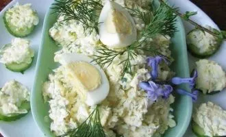 Еврейская закуска готова, выложите ее на закусочную тарелку и украсьте веточками свежего укропа, дольками яйца и свежими огурчиками.