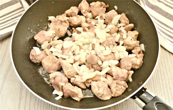 Фото рецепта - Гуляш из свинины с томатной пастой - шаг 3