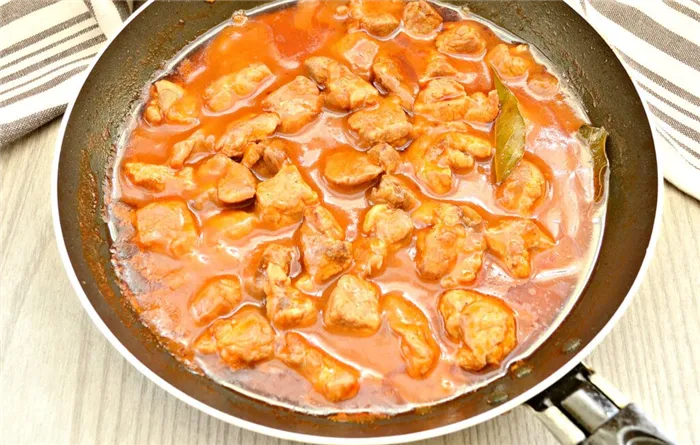 Фото рецепта - Гуляш из свинины с томатной пастой - шаг 6