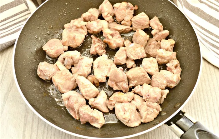 Фото рецепта - Гуляш из свинины с томатной пастой - шаг 2