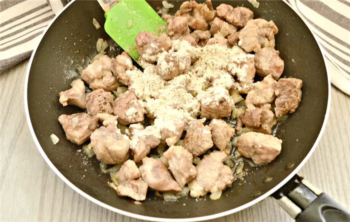 Фото рецепта - Гуляш из свинины с томатной пастой - шаг 4