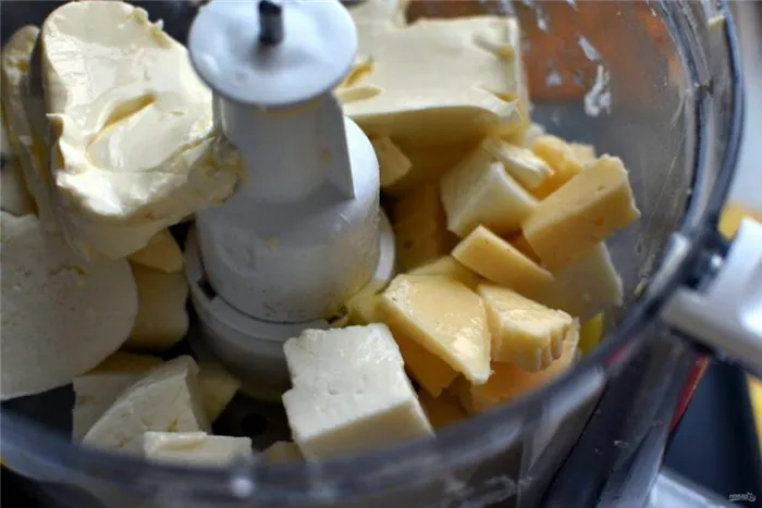 Для заливки в чашу комбайна положите кусочки адыгейского и твердого сыров, добавьте сметану, яйца и баночку плавленого сыра. Вкус сыра лучше брать грибной или сливочный. Пробейте смесь до однородности. 
