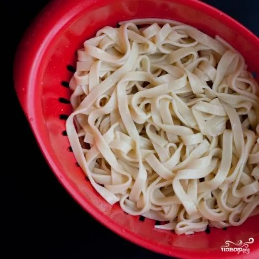 7. Откиньте спагетти на дуршлаг. Добавьте в них ложку оливкового масла, чтобы спагетти не слиплись.