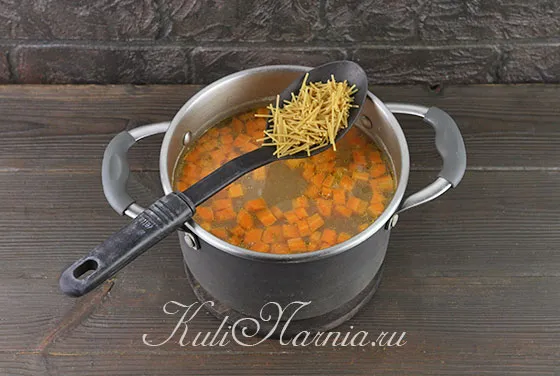 Добавляем спагетти в суп