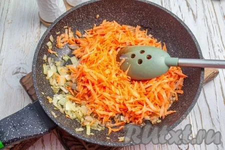 Добавьте натёртую морковь и готовьте, помешивая, ещё 3-4 минуты.